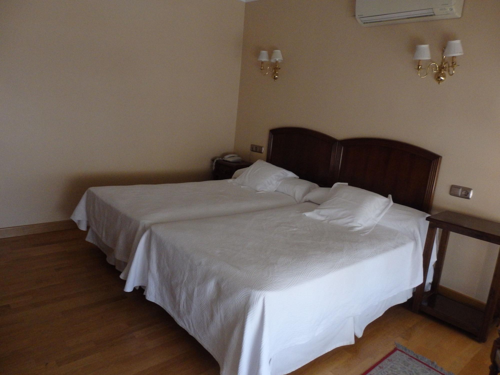 Hotel Aranda อารันดา เด ดวยโร ภายนอก รูปภาพ
