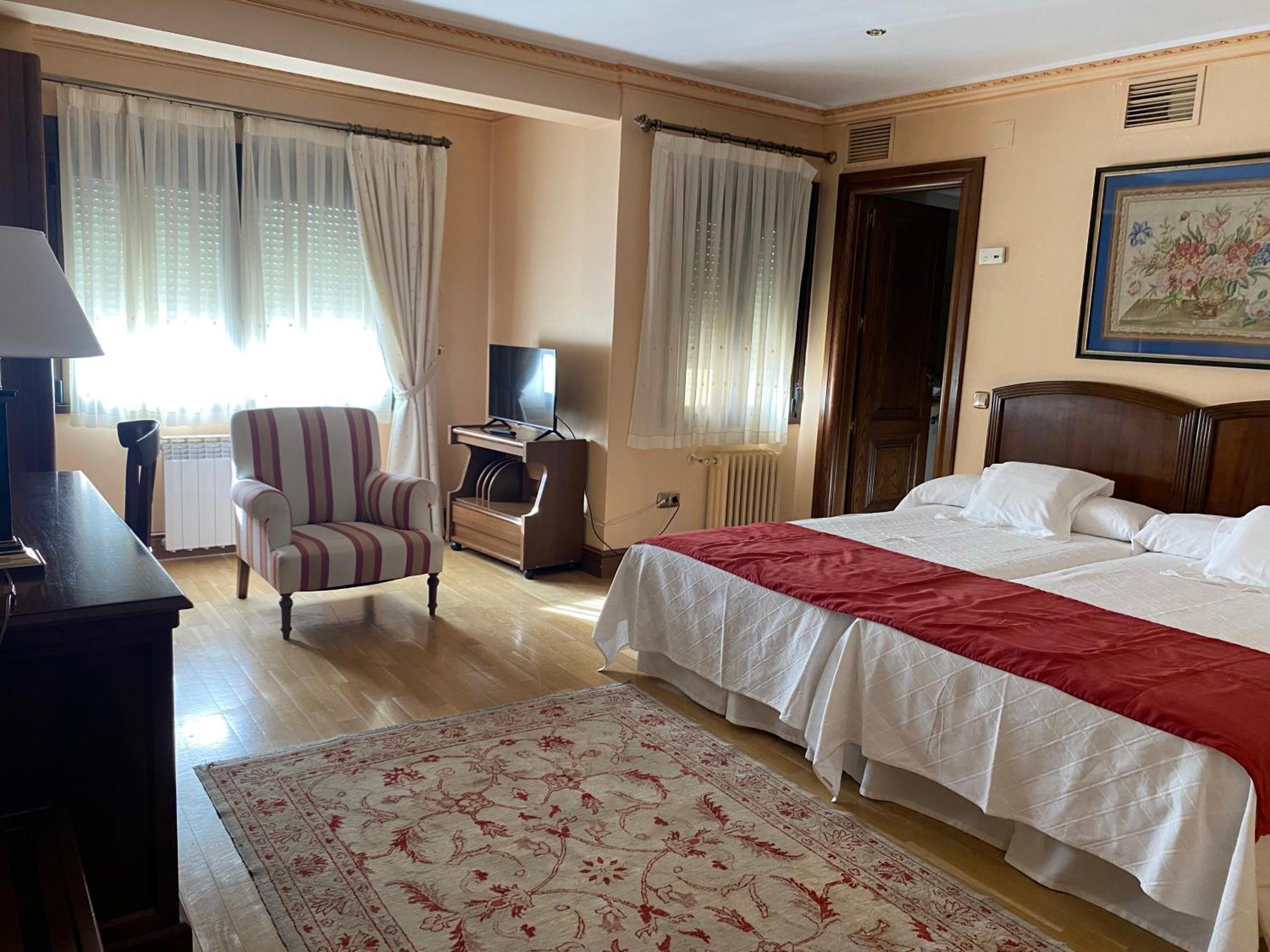 Hotel Aranda อารันดา เด ดวยโร ภายนอก รูปภาพ